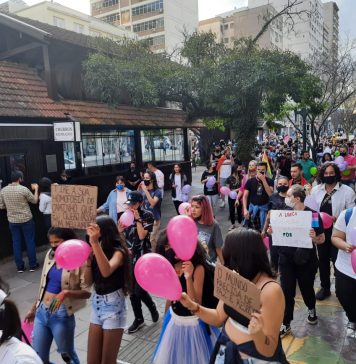 Mais de 100 pessoas participam da primeira caminhada do orgulho LGBTQ+ em Bento Gonçalves