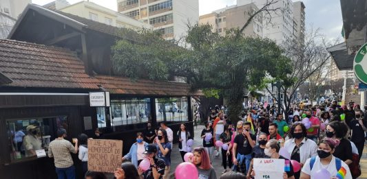 Mais de 100 pessoas participam da primeira caminhada do orgulho LGBTQ+ em Bento Gonçalves