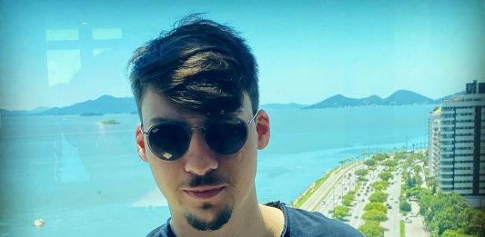 Renan Bolsonaro participa de reality de pegação