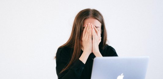 Depressão e ansiedade entre jovens dobraram durante a pandemia