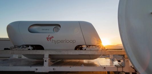 A empresa Virgin Hyperloop explica o sistema de trens a 1000 km/h