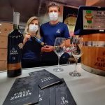 Daniela e Juliano seguram o Merlot vencedor. Foto: Fernando Dias