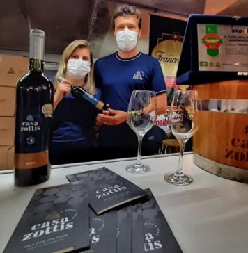 Daniela e Juliano seguram o Merlot vencedor. Foto: Fernando Dias