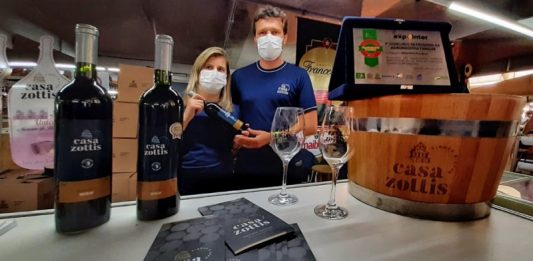 Daniela e Juliano seguram o Merlot vencedor. Foto: Fernando Dias