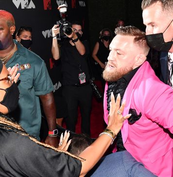 Conor McGregor e Machine Gun Kelly se estranham no VMA