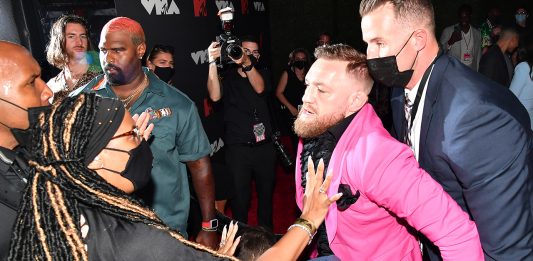Conor McGregor e Machine Gun Kelly se estranham no VMA