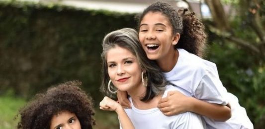 Samara Felippo é mãe de Lara, de 8 anos, e Alícia, de 12 anos.