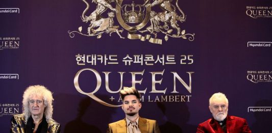 Brian May, Adam Lambert e Roger Taylor, do Queen, durante entrevista coletiva em Seul.