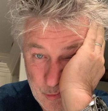 Alec Baldwin mata diretora de fotografia com arma cenográfica durante gravações