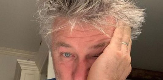 Alec Baldwin mata diretora de fotografia com arma cenográfica durante gravações