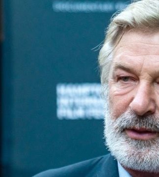 Amigos afirmam que Alec Baldwin deve abandonar carreira artística após acidente com arma