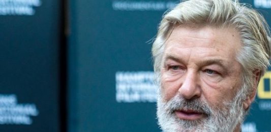 Amigos afirmam que Alec Baldwin deve abandonar carreira artística após acidente com arma