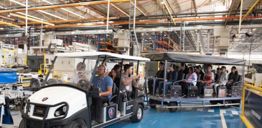 Programa de Turismo Industrial. Grupo formado por 18 crianças e adolescentes visitou a Scania em comemoração ao Dia das Crianças. 