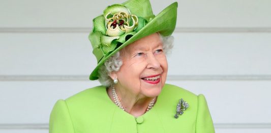 Rainha Elizabeth é obrigada pelos médicos da realeza a parar de beber