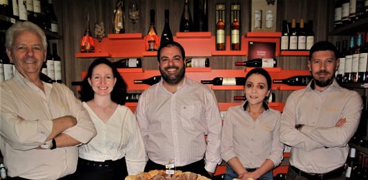 Waldemar Marangoni, Cristina Miolo, Ariel Marangoni, Juliana Faria e Álan Valadão time que comanda o Empório Crismiolo