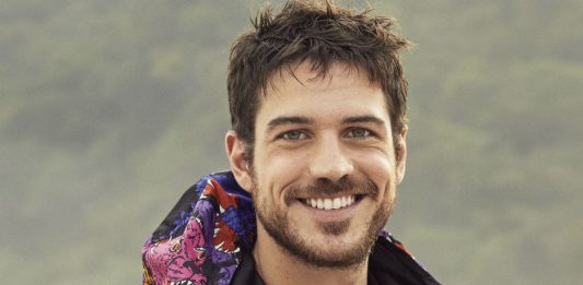 Marco Pigossi é alvo de ataques homofóbicos após foto com namorado