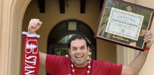 Leandro Piazza, fundador da 49 educação, após receber seu diploma em Stanford.