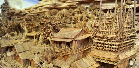 Escultor chinês passa longos 4 anos esculpindo incrível obra prima em madeira!