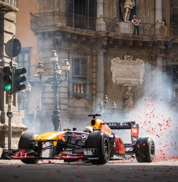 Max Verstappen pelas ruas de Palermo em um carro de Fórmula 1
