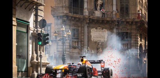 Max Verstappen pelas ruas de Palermo em um carro de Fórmula 1
