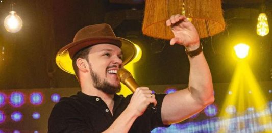 Sertanejo Thiago Costa é internado após acidente com lancha