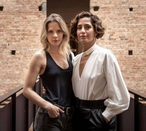 Beijo entre Camila Pitanga e Elisa Volpatto lidera comentários nas redes sociais