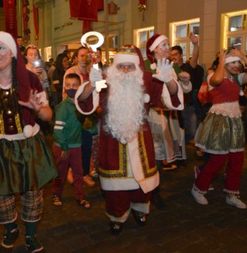 Chegada do Papai Noel em Garibaldi emociona crianças e adultos