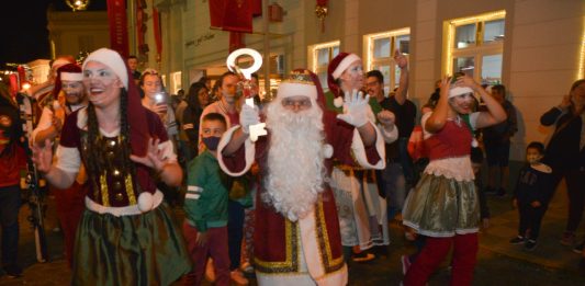 Chegada do Papai Noel em Garibaldi emociona crianças e adultos