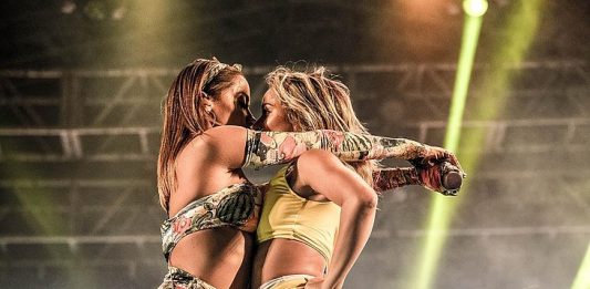 Anitta e dançarina em show em BH.