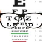 FDA aprova colírio que dispensa uso de óculos para vista cansada