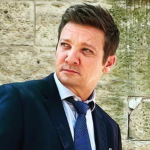 Jeremy Renner passa por cirurgias e fica na UTI após acidente; estado ainda é crítico