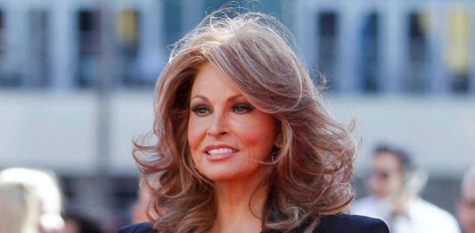 Morre Raquel Welch, atriz sex symbol dos anos 1970, aos 82 anos
