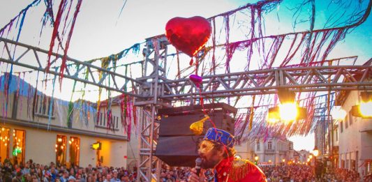 Carnaval Retrô reúne milhares de pessoas no Centro Histórico de Garibaldi