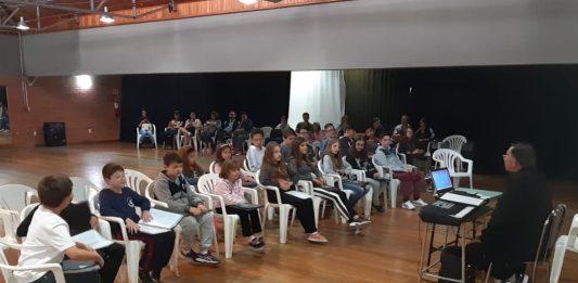 Instituto Canarinhos realiza oficinas gratuitas em Bento Gonçalves