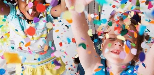 Bloquinho e concurso de fantasias animam o Carnaval do Piazza Salton em Bento Gonçalves