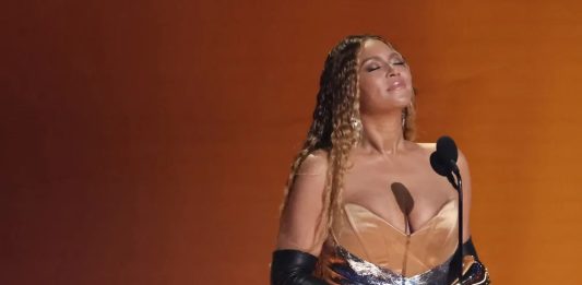 Beyoncé recebe Grammy e se torna maior vencedora da história do prêmio — Foto: KEVIN WINTER / GETTY IMAGES NORTH AMERICA / Getty Images via AFP