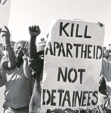 Imagem: Em 1991, o governo da África do Sul anuncia a libertação de todos os presos políticos, e o congresso nacional africano decide encerrar a luta armada pelo fim do apartheid.