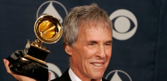 Lendário cantor e compositor americano Burt Bacharach morre aos 94 anos