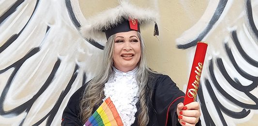 Imagem: Diretora da ONG Construindo Igualdade recebe o diploma nesta sexta/Acervo pessoal