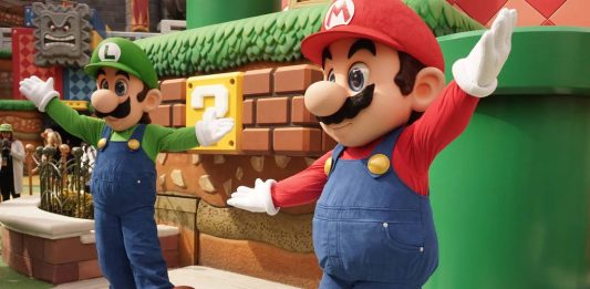 Funcionários vestidos como Luigi e Mario na ala dedicada à Nintendo no parque da Universal Studios Hollywood, em Los Angeles - Zeng Hui/Xinhua