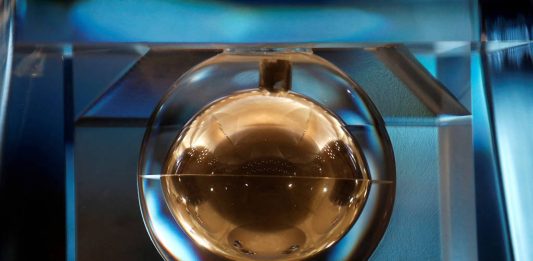 Imagem: Amostra lunar recolhida pelo programa espacial da missão Chang'e-5 em exibição no Museu Nacional, em Pequim (CHN)/ Tingshu Wang/Reuters