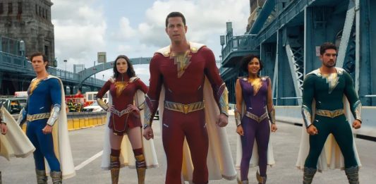 Imagem: Adam Brody, Grace Caroline Currey, Zachary Levi, Meagan Good e D. J. Corona em cena de 'Shazam! Fúria dos deuses'/Divulgação