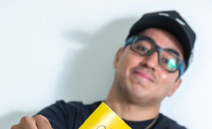 Imagem: Rapper Chiquinho Divilas realiza palestra de inauguração da escola/Crédito Luis Bisol/Divulgação