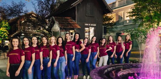 Imagem: Imagem: Candidatas concorrem à corte da 18ª Fenavinho/Crédito: Gabriel Santos