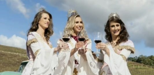 Imagem: Trio atual de soberanas da 17a Fenavinho. Imperatriz Laís Dupont e as Damas de Honra Raiane Conci e Letícia Beliski.