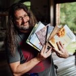 Grupo Ueba de Caxias do Sul lança o livro 'Heróis do Quintal' de Jonas Piccoli