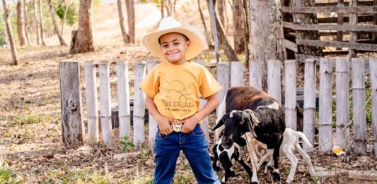 Imagem: Isaac Amendoim: cabra Rita é o xodó do agroinfluencer. — Foto: Divulgação