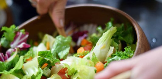 Veja cinco receitas de molho para deixar sua salada mais gostosa