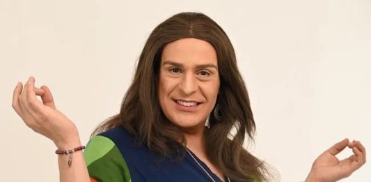 Imagem: Imagem: Comediante Fabiano Panizzi no espetáculo Gratiluz/Divulgação/Lune Produtora