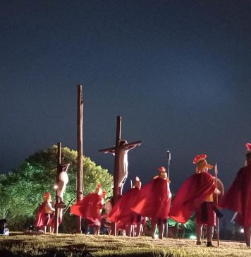 Tradicional encenação da Paixão de Cristo no Morro da Antena emocionou o público em Bento Gonçalves